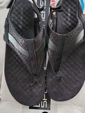 Woman's Merrell Black Comfort Flip Sandals
